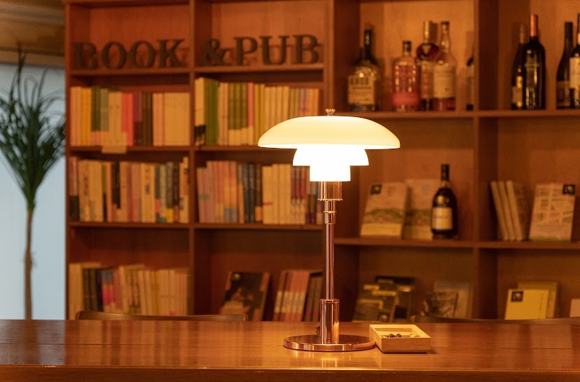 책익다에서의 책과 음료