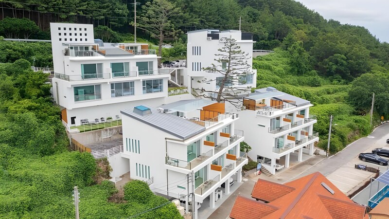 펜션 주차장과 주변 모습