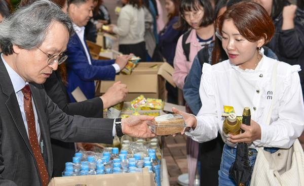 영진전문대 시험기간의 따뜻한 나눔으로 웃음꽃 피우다