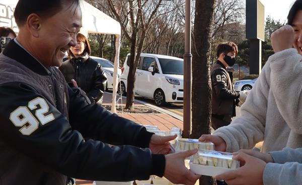 구미대, 기말고사 A+ 샌드위치 1천여개로 격려