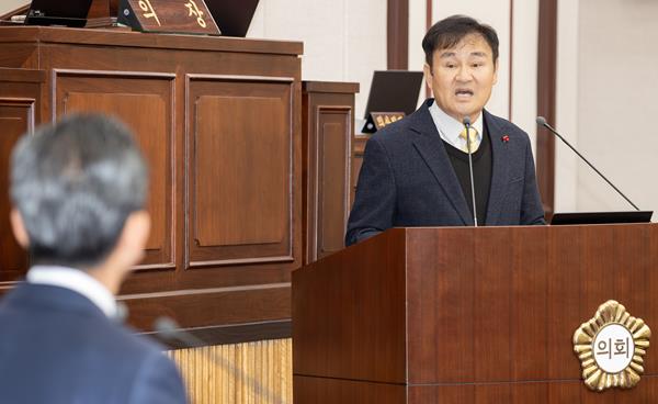 구미시의회 김재우 의원, 김장호 구미시장에 에어돔 조성 낙동강 사토 매각 추궁