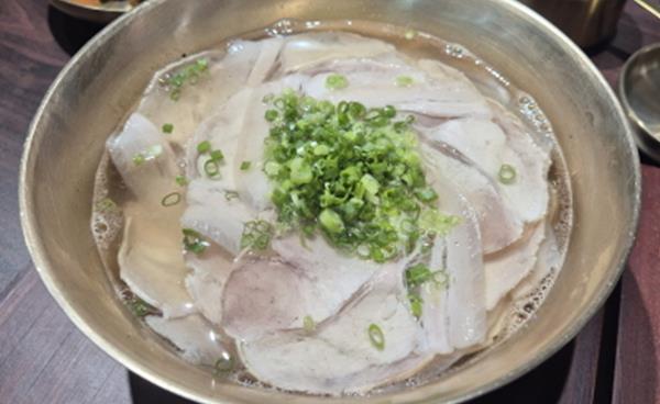 한 그릇에 담아낸 따끈한 돼지곰탕 ‘공탕’