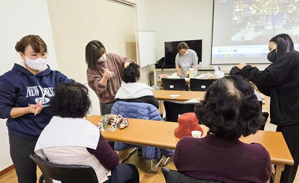 영진전문대 메디컬K뷰티과, 어르신께 '따뜻한 손길' 재능 기부