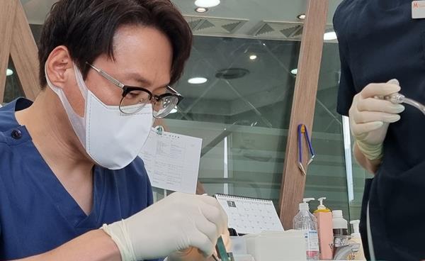 시지치과칼럼. 임플란트 건강보험 적용 대상 나이 확인 후 치과 검진 혜택은?