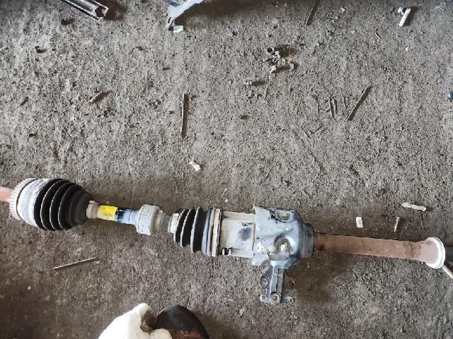 Front Wheel Drive (right)  Hyundai Grandeur HG