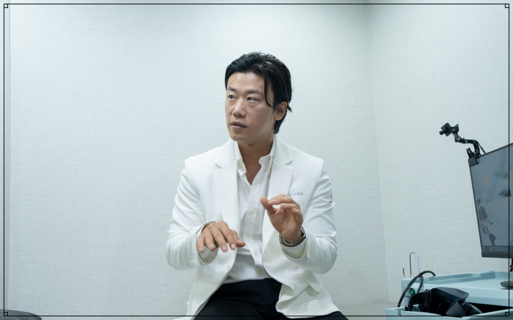 귀 먹먹함 설명중인 모습