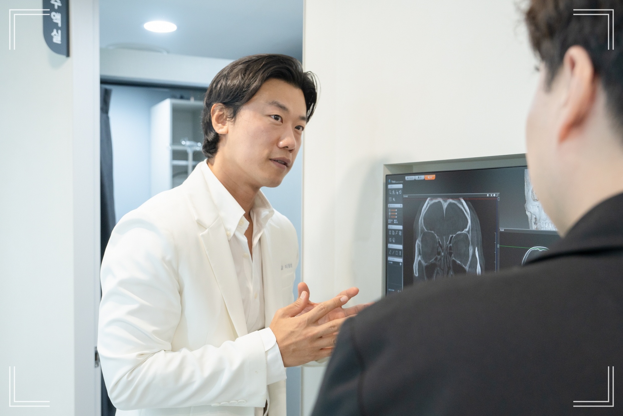 귀 병원 이비인후과, 이명 치료법을 설명하는 압구정현대이비인후과 이정엽 전문의