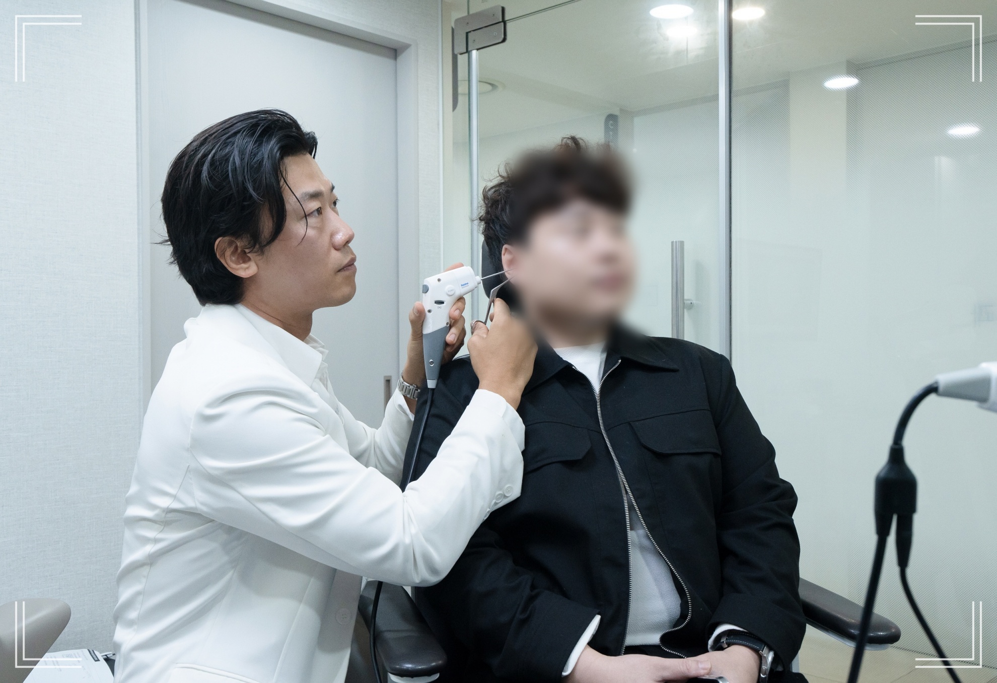 귀 병원 이비인후과, 이명 치료 전 귀 검사중인 압구정현대이비인후과 이정엽 전문의