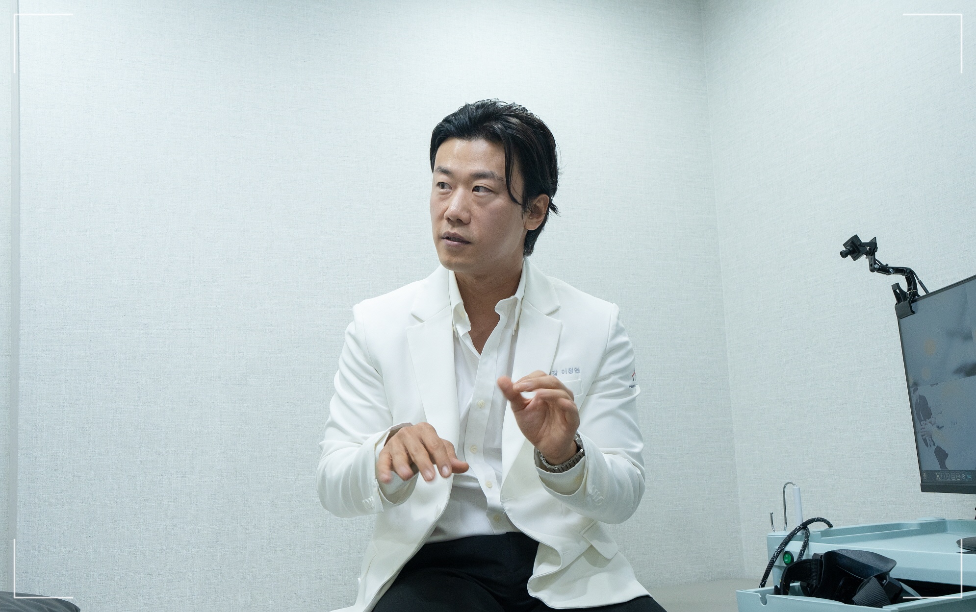 한쪽 귀 안들림, 돌발성 난청 회복 가능성을 설명하는 압구정현대이비인후과의원 의료진 사진