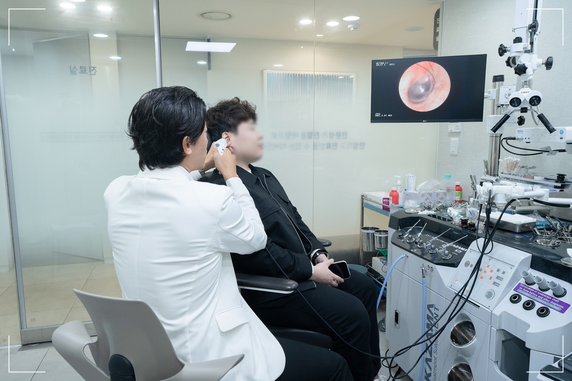 한쪽 귀 안들림, 돌발성 난청 회복 가능성을 위한 압구정현대이비인후과의원 귀 검사 장면