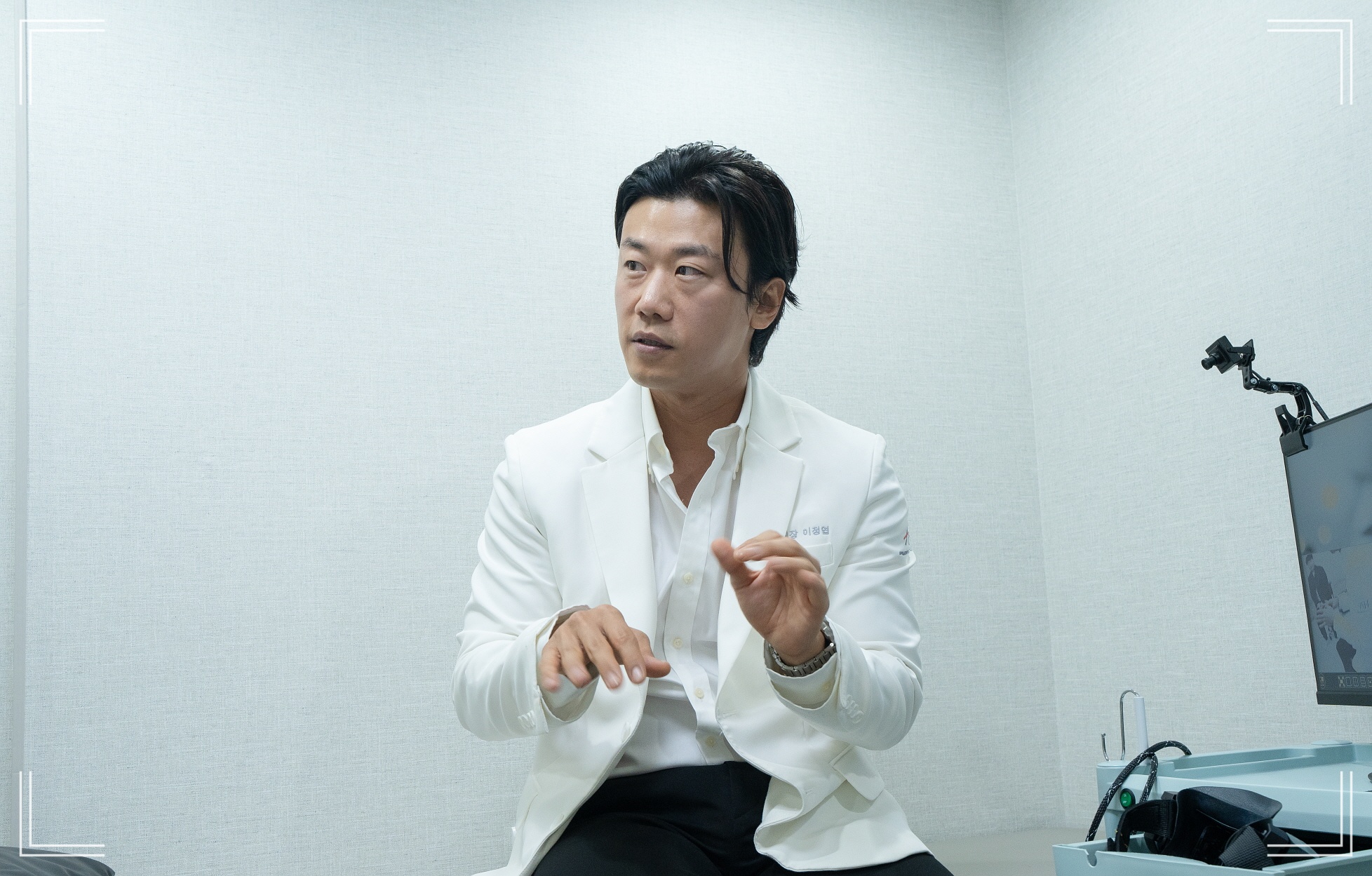돌발성 난청 후유증과 청력 회복 방법을 설명하는 압구정현대이비인후과 원장 진료 장면