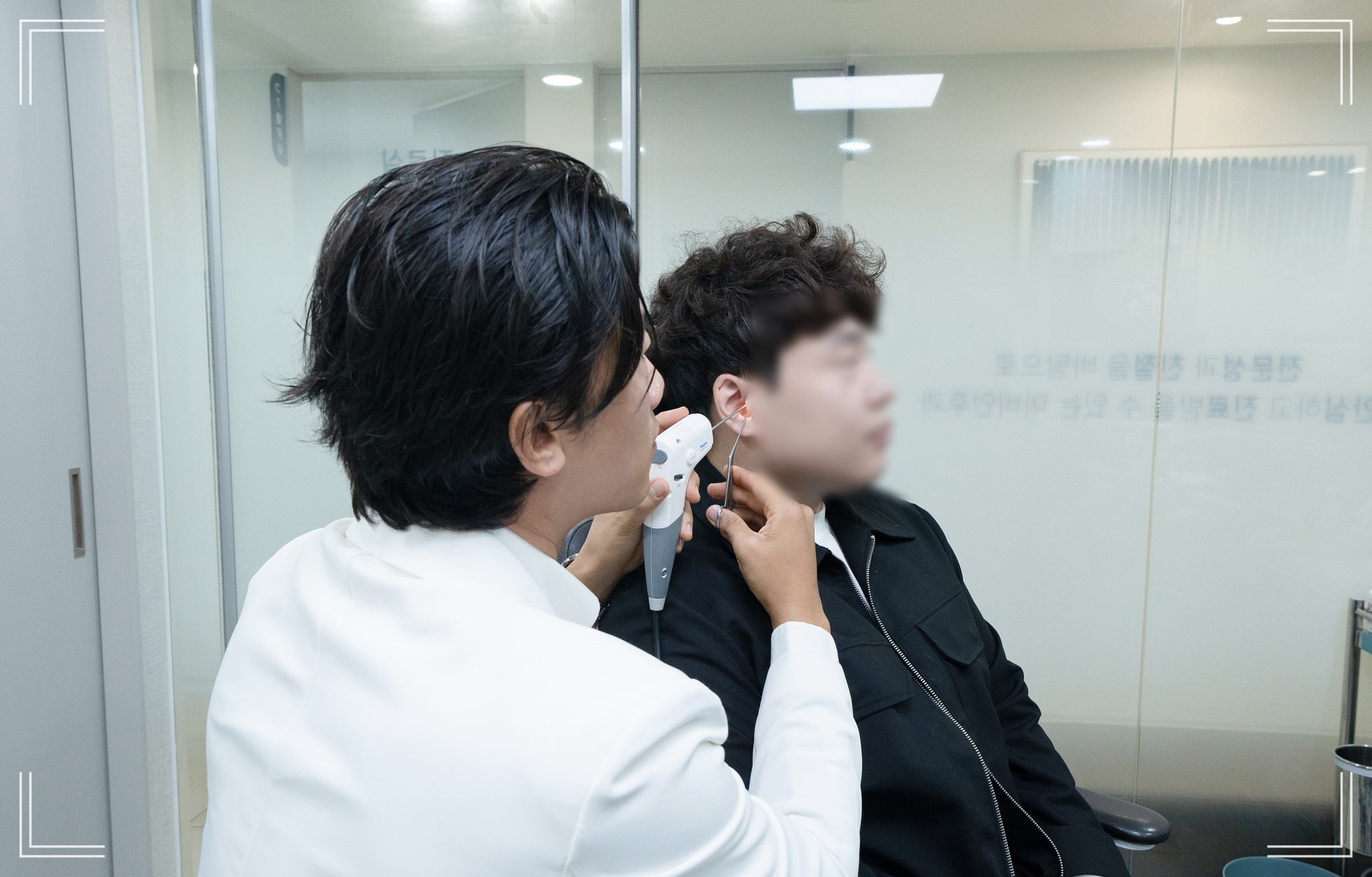 돌발성 난청 후유증을 확인하고 청력 회복 방법을 위해 귀 검사를 진행하는 압구정현대이비인후과 원장