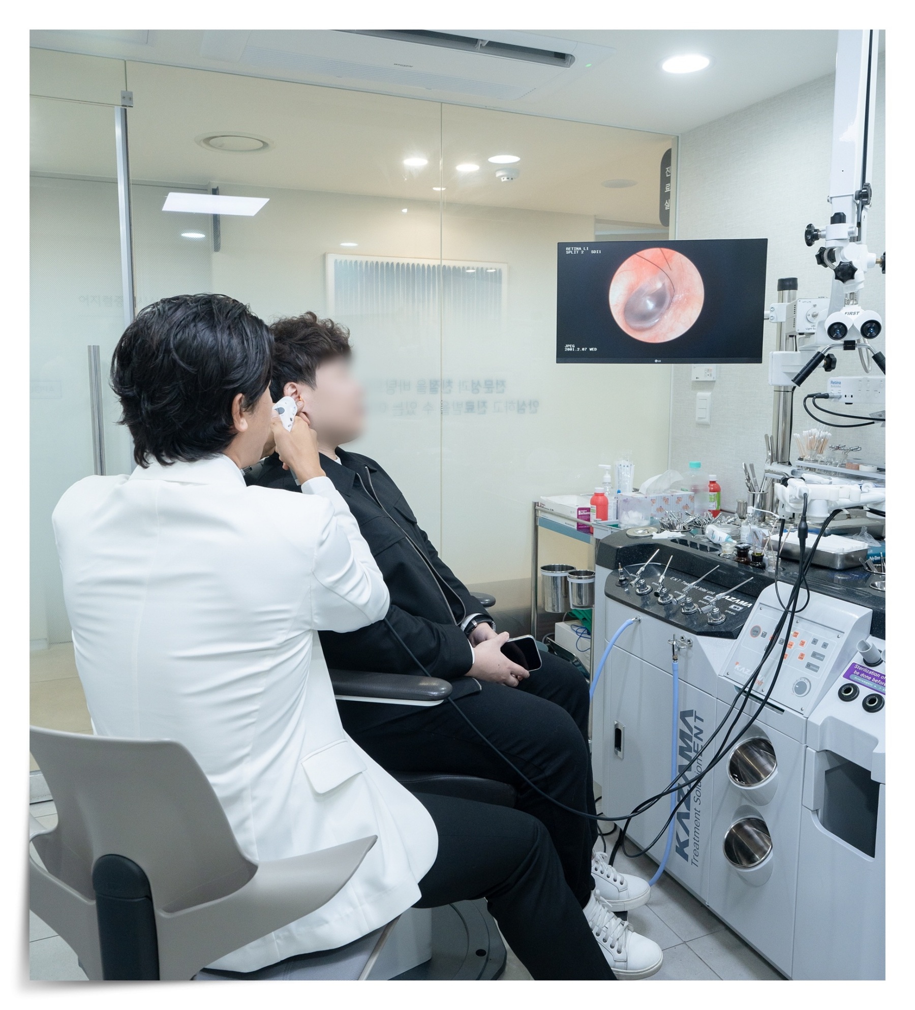 한쪽 귀 이명 환자분의 난청 검사 병원 압구정현대이비인후과 귀 검사 장면
