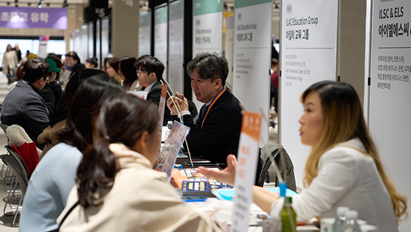 유학박람회 현장 상담 모습