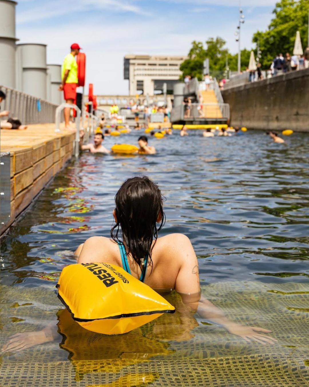 Baignade dans la Seine (Swimming in the Seine)