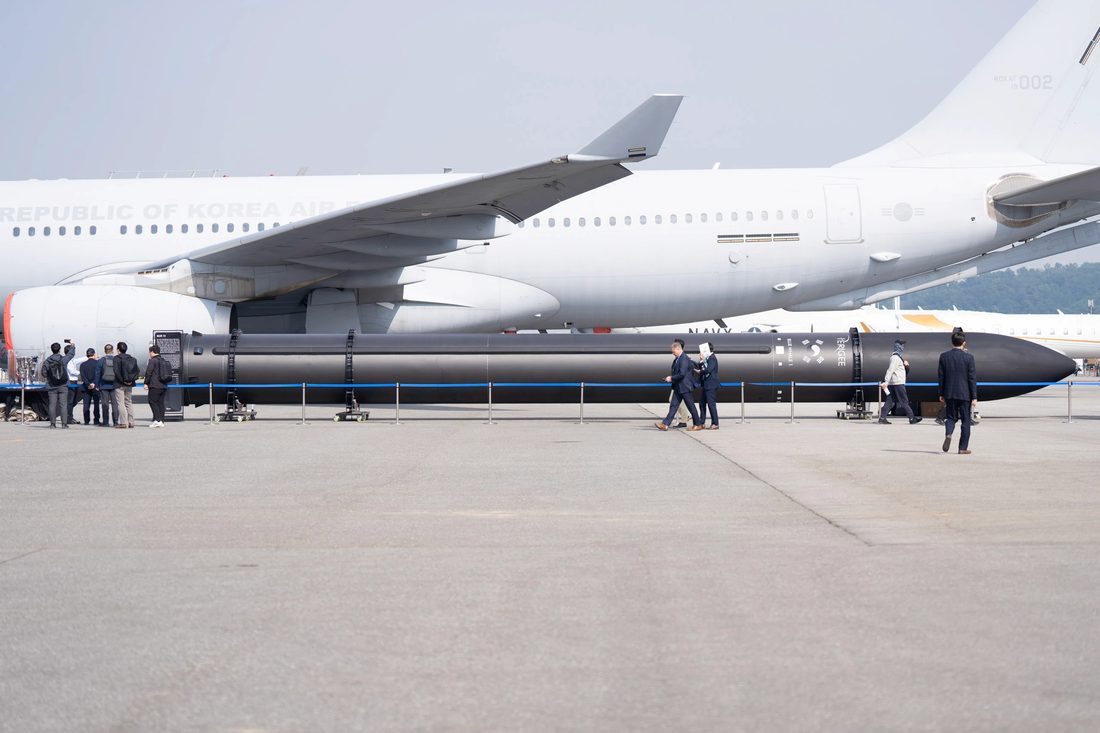 페리지 블루웨일(BW1) 발사체 실물 전시(공항 계류장)