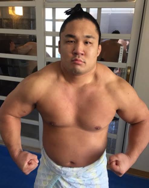 1709784207283-retired-sumo-ishiura-shikanosuke-v0-deuro3p37deb1.jpg