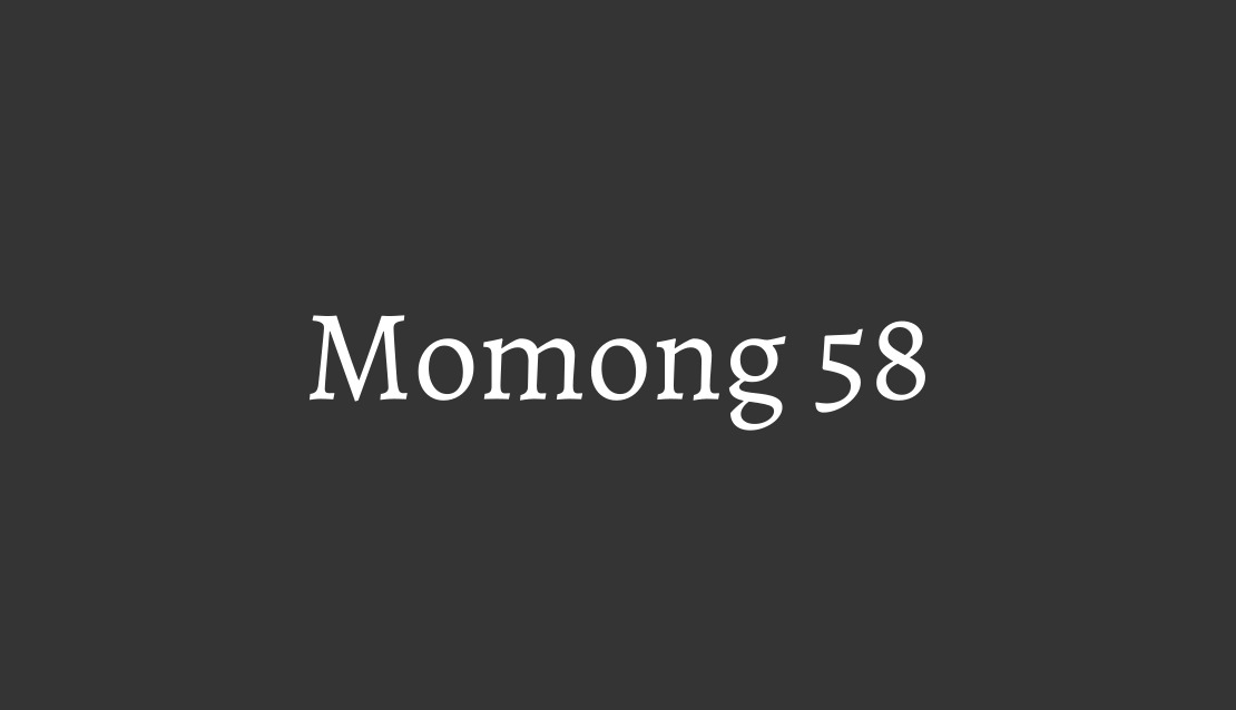 Momong 58 글자가 새겨진 짙은 회색 간판
