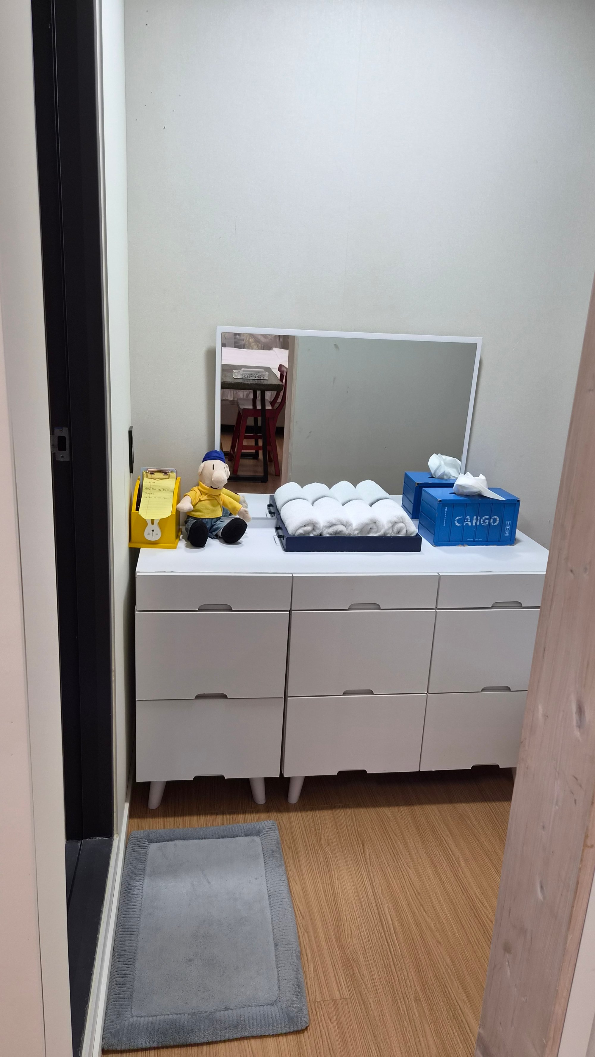 가로등 불빛 아래 야외 나무 의자 쉼터