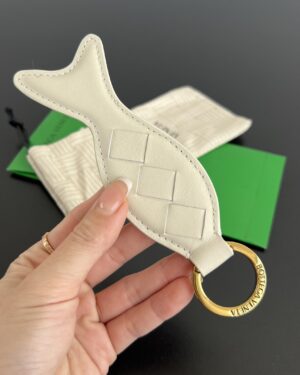 [ 보테가베네타] 인트레치아토 피쉬 키링 806109V2H