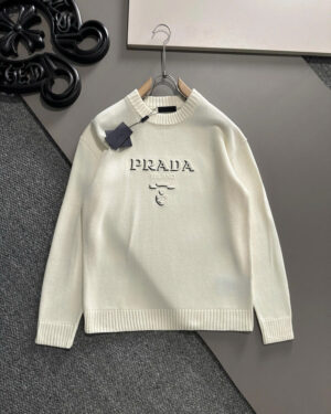 [프라다] 엠보싱 로고 스웨터 (2 COLORS)