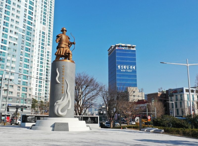 윤흥신장군 동상